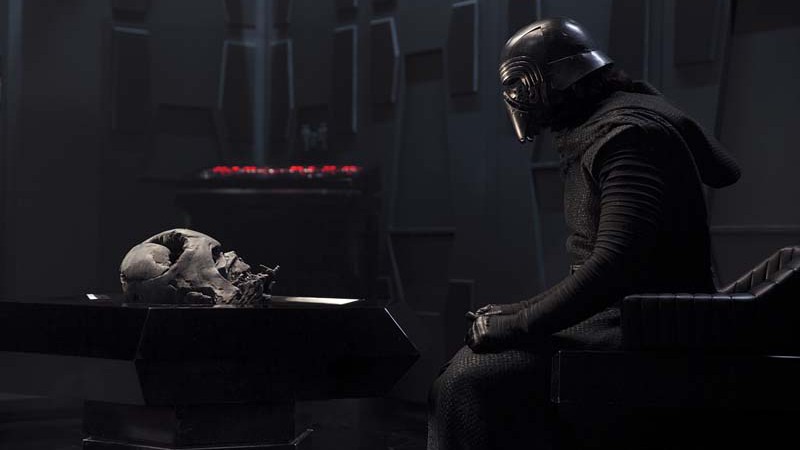 Kylo Ren, interpretado por Adam Driver, herda o manto de Darth Vader