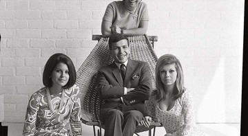 O clã Sinatra em 1965 (no sentido horário, a partir do topo): a ex-esposa, Nancy Barbato, e os filhos, Nancy, Frank Jr. e Tina - FRANK SINATRA ENTERPRISES