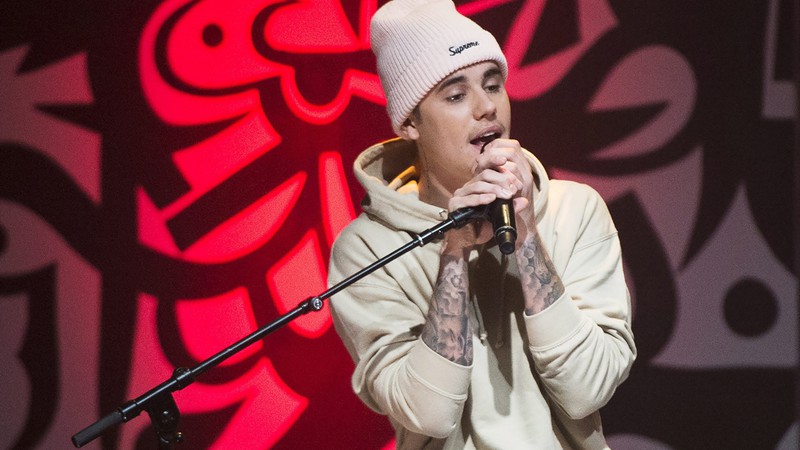 O cantor canadense Justin Bieber durante performance acústica em Toronto, em 2015