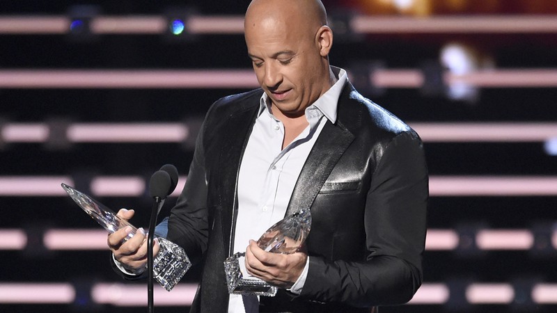 O ator Vin Diesel, de Velozes e Furiosos, levando prêmio no People's Choice Awards de 2016 pelo sétimo filme da franquia