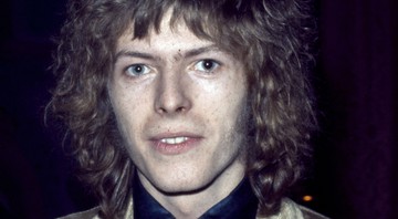 Bowie surge com os cabelos loiros e cacheados sobrando na cabeça, em fotografia feita no dia 1º de janeiro de 1969, ano em que o artista lançaria seu primeiro disco a ter relativo sucesso: Space Oddity. - Rex Features/AP