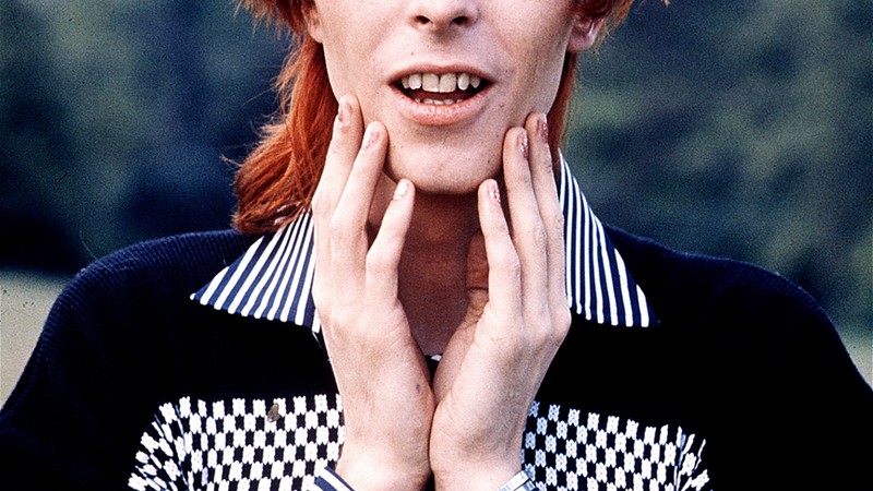 Bowie os cabelos avermelhados em retrato de 1973, época dos discos The Rise and Fall of Ziggy Stardust and the Spiders from Mars (1972) e Aladdin Sane (1973), que renderam a identidade visual que mais marcou o artista multifacetado.