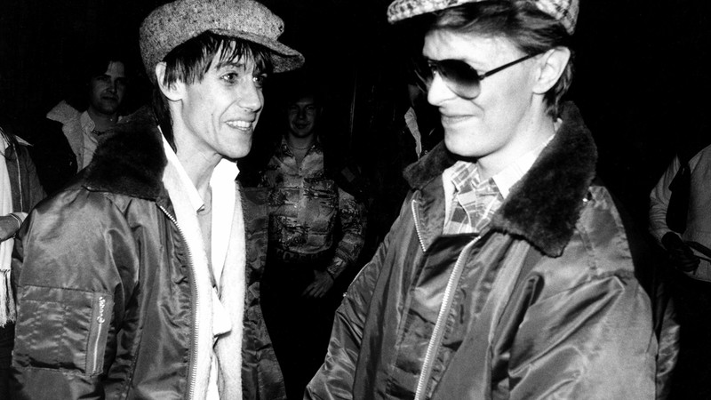 Bowie encontra o amigo Iggy Pop durante a turnê Idiot, durante a qual Bowie tocou teclados e fez backing vocals para o ex-Stooges. A excursão passou por três países, com 29 shows, tendo início em 1º de março de 1977.