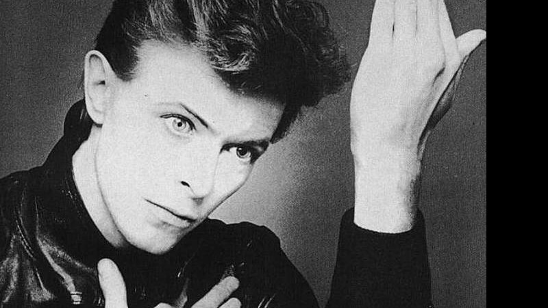 Capa de Heroes, que leva o single de sucesso de David Bowie