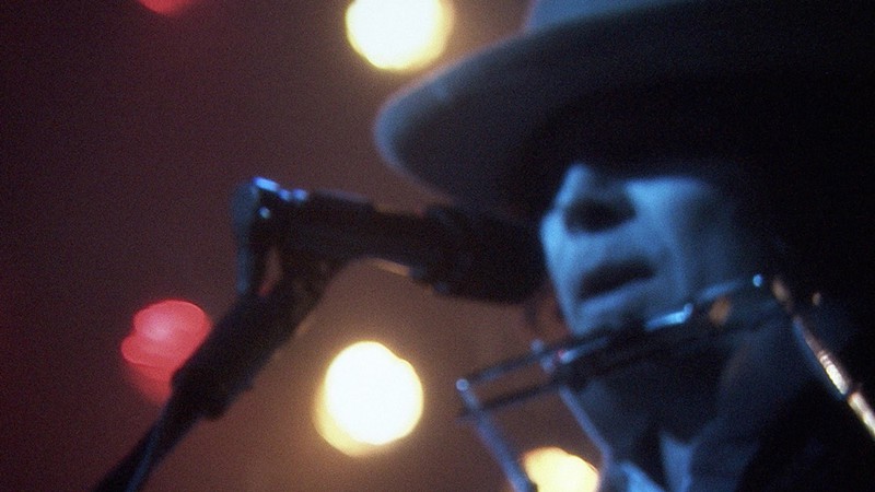 O apresentador norte-americano Jimmy Fallon interpretando Bob Dylan