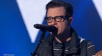Rivers Cuomo à frente do Weezer em apresentação para programa de TV norte-americano - Reprodução/Vídeo