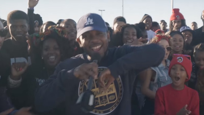 Kendrick Lamar cantando "Alright" nas ruas da cidade natal dele, Compton