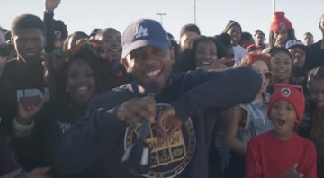 Kendrick Lamar cantando "Alright" nas ruas da cidade natal dele, Compton - Reprodução/Vídeo