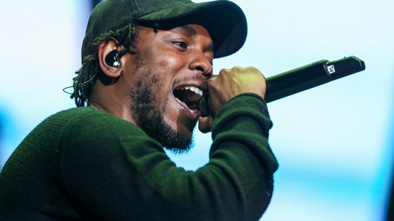 O rapper Kendrick Lamar durante show de 2015 em Los Angeles, nos Estados Unidos