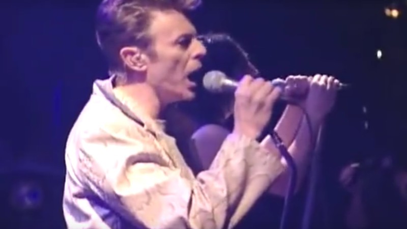 David Bowie e Trent Reznor cantam "Hurt" em turnê de 1995