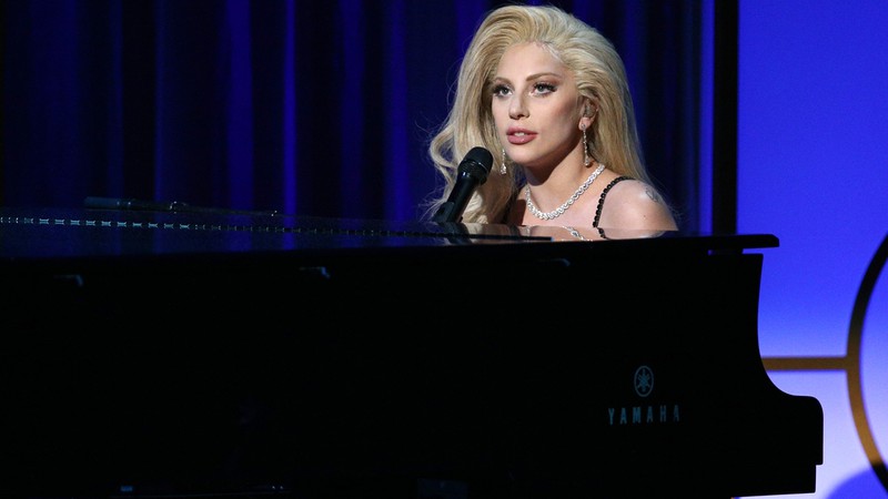 Lady Gaga durante performance no 27º Producers Guild Awards, realizado em janeiro de 2016 em Los Angeles