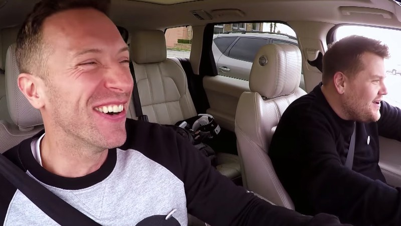 Chris Martin (Coldplay) e James Corden em vídeo para o quadro “Carpool Karaoke”, do programa norte-americano The Late Late Show