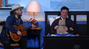 O vocalista do Wilco, Jeff Tweedy, canta para fazer dormir o apresentador do The Late Show, Stephen Colbert, em quadro de 2016 do programa norte-americano - Reprodução/Vídeo