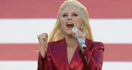 Lady Gaga faz versão emocionante do hino nacional americano no Super Bowl