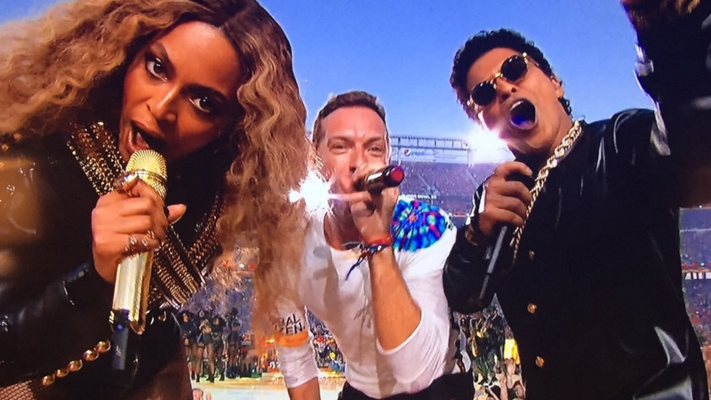 Chris Martin, Beyoncé e Bruno Mars no Super Bowl