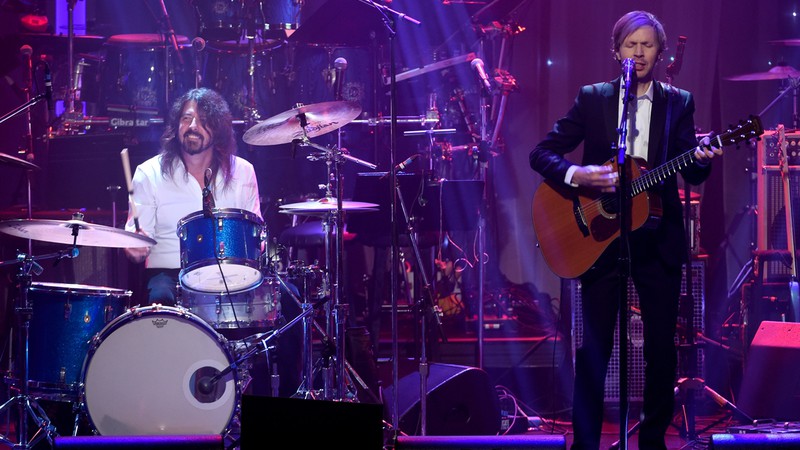 Beck (à esquerda) faz homenagem a David Bowie tocando “The Man Who Sold the World” com os ex-integrantes do Nirvana, Dave Grohl, Pat Smear e Krist Novoselic, em evento pré-Grammy 2016