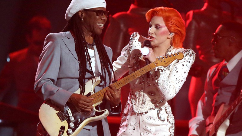 O guitarrista Nile Rodgers e a cantora Lady Gaga durante homenagem a David Bowie, realizada na cerimônia de premiação do Grammy 2016
