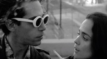 Thiago Pethit e Alice Braga contracenando sob o pôr do sol de Los Angeles (Califórnia, nos EUA) no clipe de “1992” - Reprodução/Vídeo