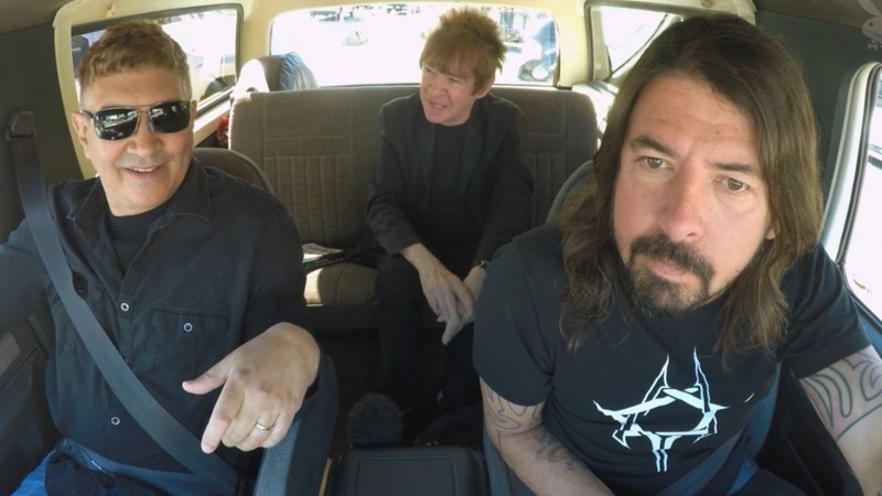 Dave Grohl e Pat Smear (ex-Nirvana, atuais Foo Fighters) em vídeo de passeio de carro por refúgios de David Bowie em Los Angeles, nos Estados Unidos
