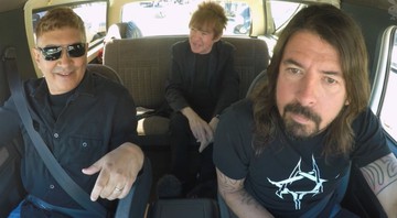 Dave Grohl e Pat Smear (ex-Nirvana, atuais Foo Fighters) em vídeo de passeio de carro por refúgios de David Bowie em Los Angeles, nos Estados Unidos
 - Reprodução/Vídeo