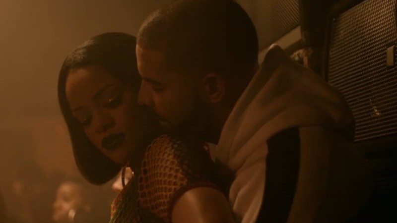 Rihanna contracenando com Drake em cena do clipe de “Work”