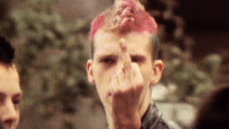 Cena de um jovem no Muro de Berlim, exibida no clipe de "Singularity", do New Order