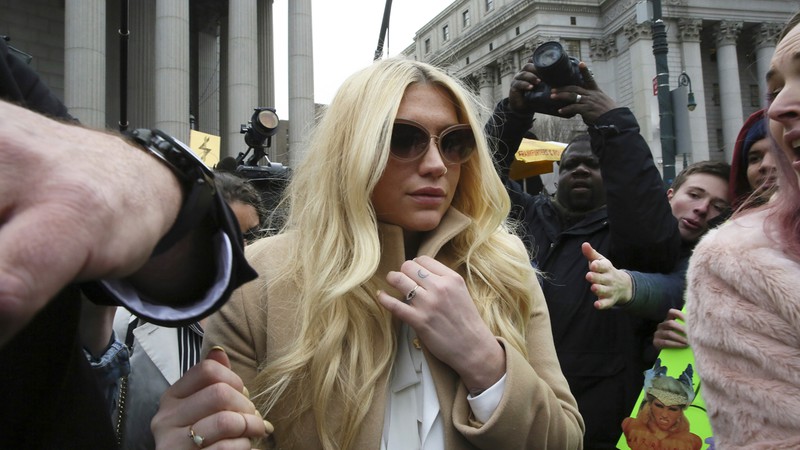 A cantora Kesha deixando o tribunal em Nova York, em 19 de fevereiro, em mais um veredito da batalha judicial dela contra o produtor Dr. Luke