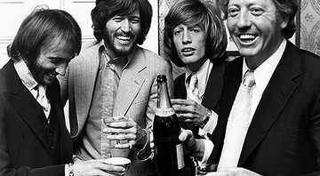 Stigwood e os Bee Gees em 1971. - Divulgação