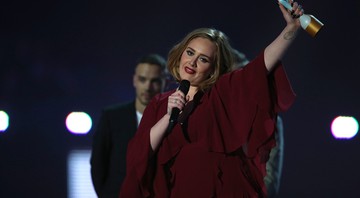 Adele recebendo um prêmio na cerimônia do Brit Awards 2016 - Joel Ryan/AP
