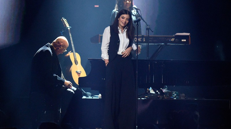 A cantora Lorde durante tributo a David Bowie na cerimônia do Brit Awards 2016