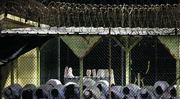 Presos aparecem orando nesta foto de maio de 2009. A imagem passou por aprovação dos militares de Guantánamo antes de ser divulgada.

 - AP PHOTO/BRENNAN LINSLEY