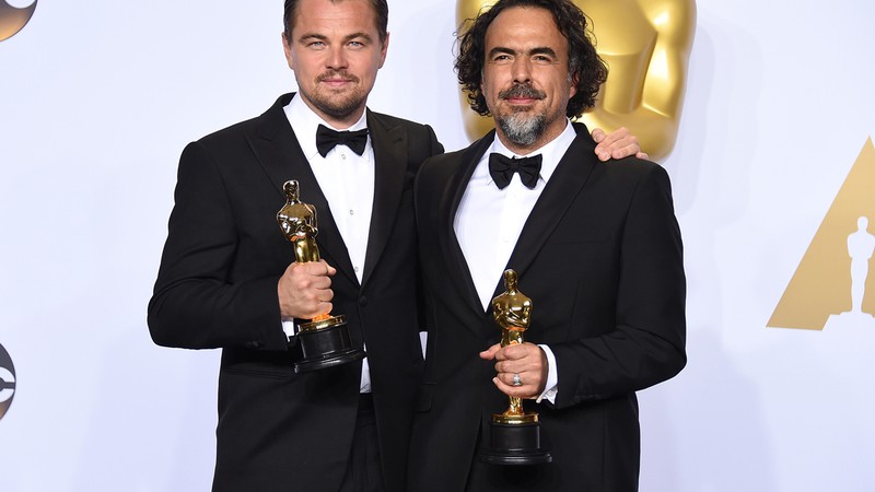 O diretor Alejandro G. Iñárritu e o ator Leonardo DiCaprio, vencedores no Oscar 2016 com o filme O Regresso