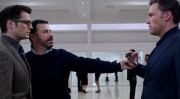 O apresentador Jimmy Kimmel aparece em vídeo temático de Batman vs Superman: A Origem da Justiça com Ben Affleck (que dá vida a Bruce Wayne, o Batman) e Henry Cavill (Clark Kent, o Superman) - Reprodução/Vídeo