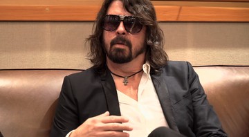 Dave Grohl em cena do cômico vídeo em que o Foo Fighters nega os rumores de separação da banda - Reprodução/Vídeo