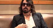 Dave Grohl em cena do cômico vídeo em que o Foo Fighters nega os rumores de separação da banda - Reprodução/Vídeo