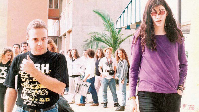 AMIGO RAMONEBarcinski (à esq.) caminha ao lado de Joey logo depois da coletiva de imprensa dos Ramones realizada em São Paulo, em 1991.