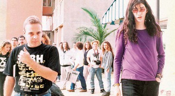AMIGO RAMONEBarcinski (à esq.) caminha ao lado de Joey logo depois da coletiva de imprensa dos Ramones realizada em São Paulo, em 1991. - Arquivo pessoal