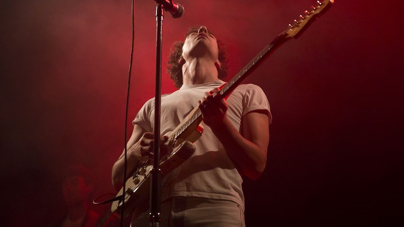 O guitarrista Albert Hammond Jr. (Strokes) durante show solo no Islington Assembly Hall, em Londres, em novembro de 2015