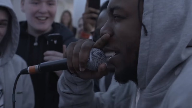 Kendrick Lamar durante batalha de rap com jovens britânicos