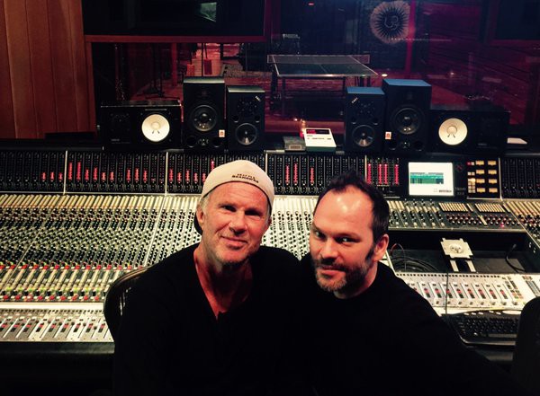 Chad Smith e o "sexto membro" do Radiohead se reúnem em estúdio para remixarem novo álbum do RHCP