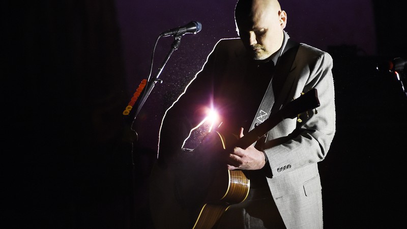 Billy Corgan à frente do Smashing Pumpkins, durante show da turnê "eletro-acústica", intitulada In Plainsong, da banda