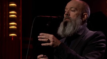 Michael Stipe, ex-R.E.M., em performance no programa <i>The Tonight Show</i> - Reprodução/Vídeo