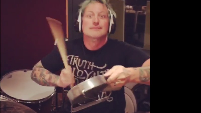 O baterista do Green Day, Tré Cool, em trecho de vídeo da banda em estúdio