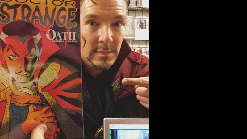 Benedict Cumberbatch vestido – e ao lado de uma HQ do – personagem Doutor Estranho, em Nova York