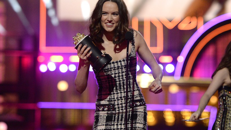 A atriz Daisy Ridley recebendo o prêmio de Revelação no MTV Movie Awards 2016, pelo papel de Rey em Star Wars: O Despertar da Força