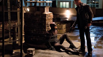Demolidor (sentado) e Justiceiro em cena da segunda temporada.
 - Netflix