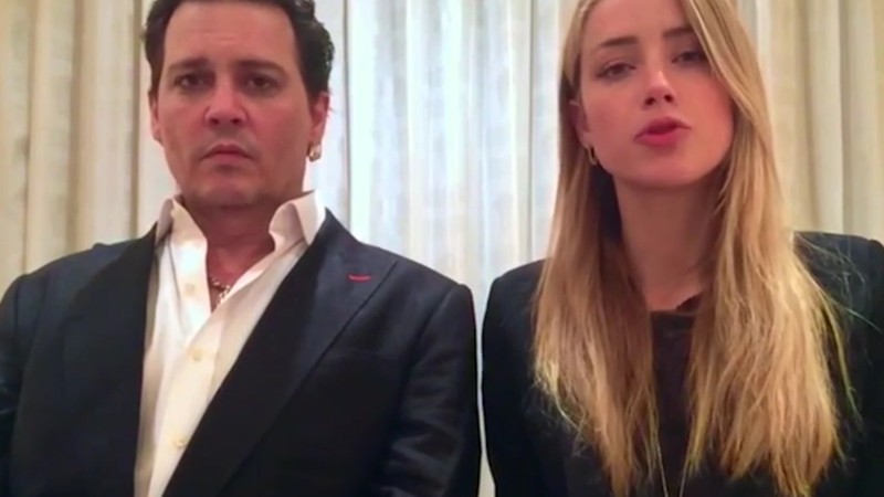 Johnny Depp e Amber Heard em vídeo no qual se desculpam por terem levado cães de estimação ilegais à Austrália