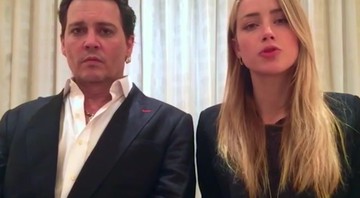 Johnny Depp e Amber Heard em vídeo no qual se desculpam por terem levado cães de estimação ilegais à Austrália - Reprodução/Vídeo