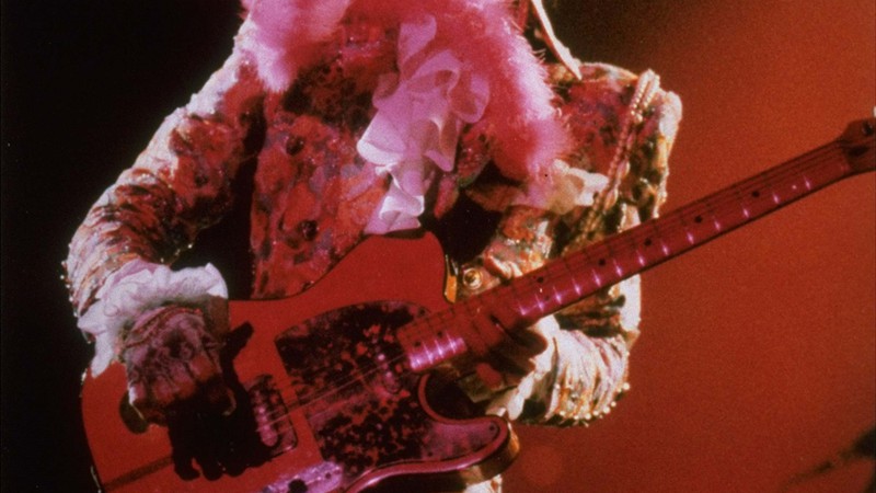 Nesta imagem (do mesmo show em Houston, em 11 de janeiro de 1985) Prince aparece tocando a famosa guitarra Madcat Hohner Telecaster, que o acompanhou ao longo da turnê do disco Purple Rain.


