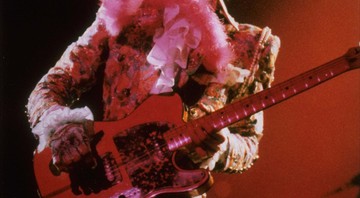 Nesta imagem (do mesmo show em Houston, em 11 de janeiro de 1985) Prince aparece tocando a famosa guitarra Madcat Hohner Telecaster, que o acompanhou ao longo da turnê do disco <i>Purple Rain</i>.

 - Carter Smith/AP